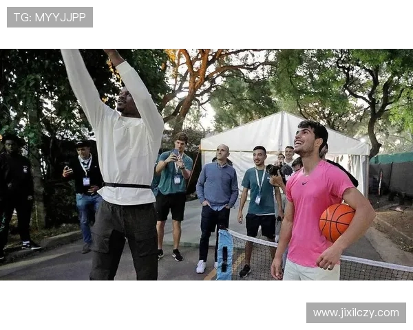 心情愉悦巴特勒亲临现场为好友阿尔卡拉斯加油助威网球赛精彩纷呈